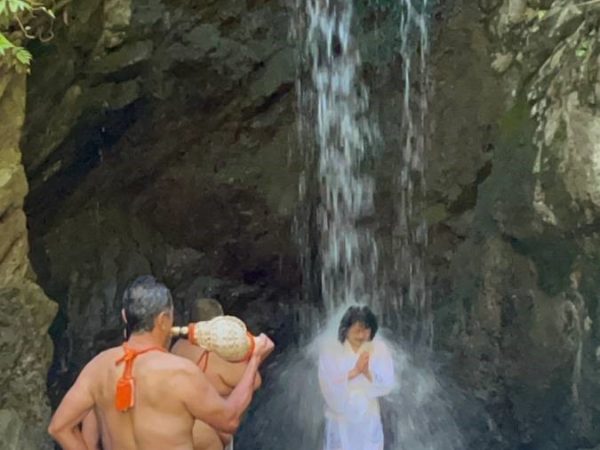 アンカレッジ女性スタッフが滝行を体験！のイメージ画像
