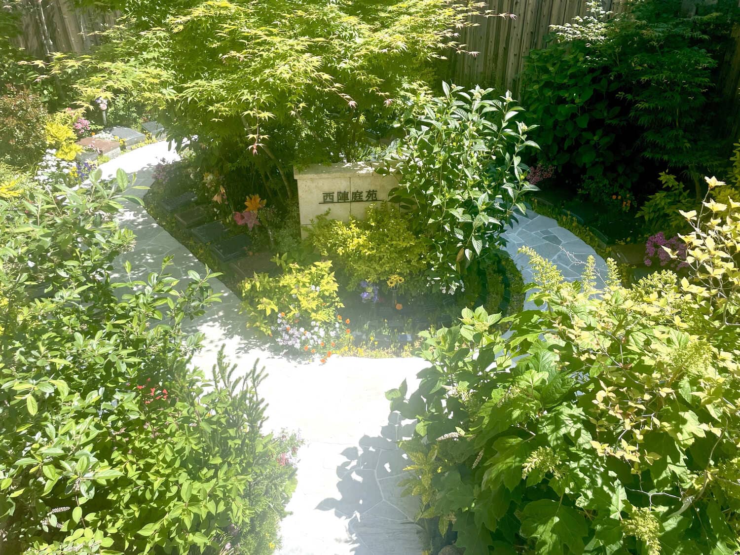 花に囲まれた墓標が並ぶ庭苑型樹木葬の風景