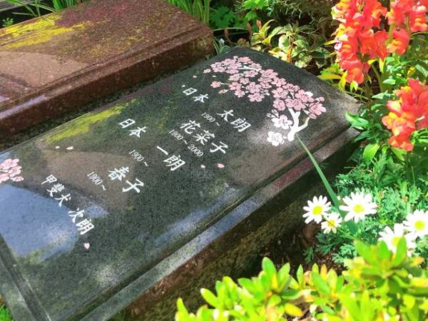 桜をデザインしたプレート型の樹木葬墓石